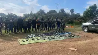 Elementos de Sedena y Guardia Nacional detuvieron en la zona montañosa de Uruapan, Michoacán, a 13 sicarios pertenecientes al CJNG