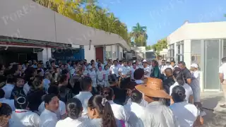 Los manifestantes están a la espera de que representantes del hotel salgan a atender sus demandas