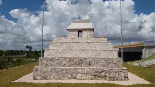 Dentro del nicho de la pirámide hay una ofrenda de café.