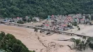 Las fuertes lluvias de los últimos días han causado inundaciones súbitas en la región de Sikkim, al norte de India, dónde varias presas han colapsado