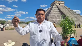 Video: Ofrecen "acupuntura maya" durante el descenso de Kukulcán en Chichén Itzá