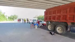 Camión pesado provoca accidente en periférico Pablo García; mujer resulta herida