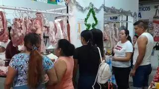 Familias abarrotan los mercados para comprar los insumos para la cena navideña