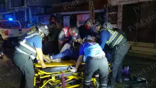 Pareja derrapa en moto en Ciudad del Carmen: mujer termina con posible fractura