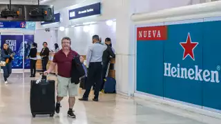 Crean una atmósfera saturada de publicidad, desde el propio aeropuerto de Cancún hasta las calles de la ciudad.