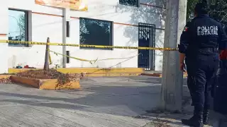 El hombre, al parecer en situación de calle, se desplomó y quedó tirado en la acera