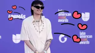 Peso Pluma besa a mujer en un en vivo y asegura que ya tiene quien lo regañe: VIDEO