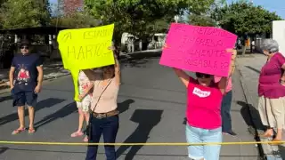 “No es justo vivir con miedo de que se vaya la luz cada día”: Vecinos de la colonia Miraflores en Mérida protestan contra la CFE
