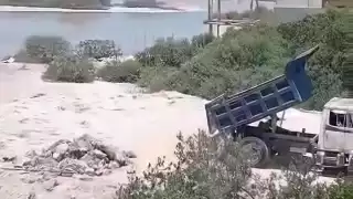 Invasores de terrenos en Progreso violan sellos de clausura y siguen rellenando la ciénega para construir sus casas