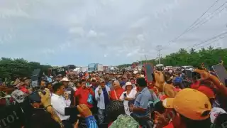Productores cañeros mantienen bloqueo en Champotón; rechazan acuerdos fuera del punto de manifestación