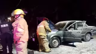 Provoca corto circuito incendio de Tsuru en Calderitas, lamentan los propietarios la pérdida de su unidad de transporte diario