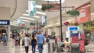 Al lugar llegaron elementos policiales; un día antes estuvieron sofocando un incendio al interior de la plaza