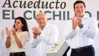 El gobernador de Nuevo León, Samuel García, informó que el agua que transporta el acueducto El Cuchillo II, llegó a Monterrey