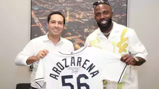 Mauricio Vila recibió una casaca firmada por Arozarena