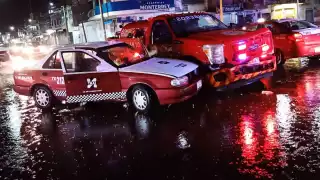 El conductor de la unidad de bomberos aseguró que no le dieron paso, a pesar de tener prendida la torreta; iban a pagar un incendio durante la noche lluviosa