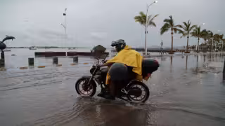 Huracán Rachel se aleja de México, pero mantiene lluvias y oleaje elevado en estos estados