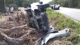 Una de las camionetas que chocaron terminó volcada