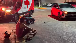 Pareja en motocicleta resulta lesionada tras choque frente al Puerto Pesquero Industrial