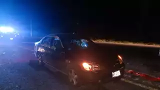 Un automóvil y una camioneta colisionaron de frente