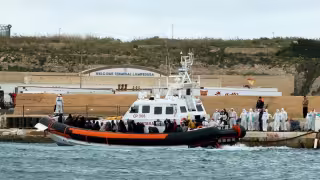 Rescatan a 44 migrantes en plataforma petrolera abandonada en el Mediterráneo; tragedia deja 19 muertos