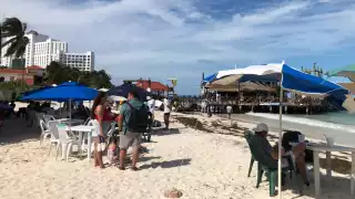 Como pasan las horas, más personas llegan a Playa Tortugas