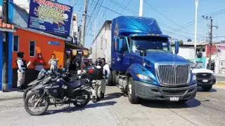 Según se informó, el conductor del tráiler amenazó a un conductor con una pistola