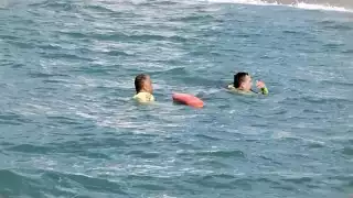Elementos de Protección Civil de Jalisco lograron rescatar a una persona que estaba siendo tragada por el mar en la Playa Camarones de Puerto Vallarta mientras otra sigue desaparecida