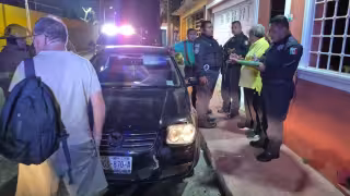 Adulto mayor se impacta contra barda del Polideportivo Maderas; no hubo lesionados