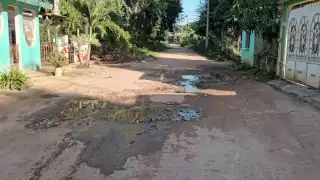 La entrevistada dijo que todos los días lleva a sus hijos al colegio a bordo de su bicicleta, pero el deplorable estado de las vialidades le dificulta circular