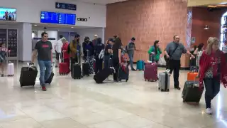 Los primeros vuelos en despegar fueron 823 de Aeroméxico rumbo hacia la capital del país, el 5687 de Volaris hacia Guadalajara