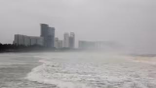 Huracán Polo baja a categoría 4 tras alcanzar nivel 5; mantiene lluvias y oleaje elevado en el Pacífico