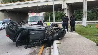 Familia vuelca por exceso de velocidad en la avenida Costera, en Campeche