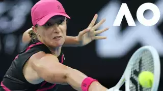 La polaca realizó 33 errores no forzados, números en general inferiores a Noskova, quien tuvo 10 saques directos, un 73% de puntos ganadores en el primer servicio y 62 puntos de servicio ganados
