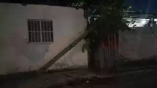 El poste dañado es propiedad de la empresa TELMEX