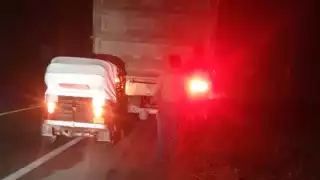 Mototaxista termina con la cara rota al impactarse contra un tráiler en la carretera Buctzotz-Temax
