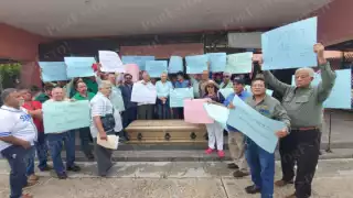 Con ataúd, jubilados y trabajadores de Pemex protestan por colapso del servicio médico