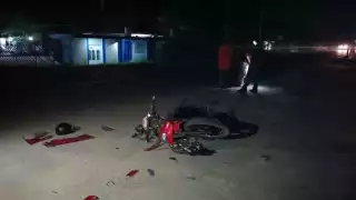 La moto quedó completamente destrozada, evidenciando la magnitud del impacto