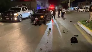 Joven motociclista resultó sin heridas luego de un choque frontal en la avenida Lázaro Cárdenas