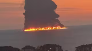 Petrolero se incendia frente a Sochi tras presunto ataque con drones ucranianos en el mar Negro