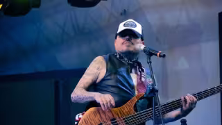 A.B. Quintanilla presenta demanda millonaria en contra de su hermana Suzette