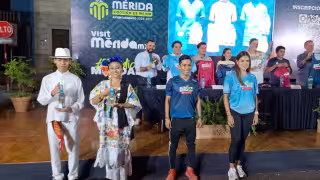 Presentan el jersey y las medallas del Maratón de Mérida 2026 en el parque de La Mejorada