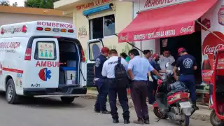 Ciclista termina con la nariz rota al derrapar y caer en José María Morelos