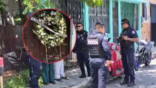 Dejan corona fúnebre con nombre de mujer en Ciudad del Carmen y desatan movilización policiaca