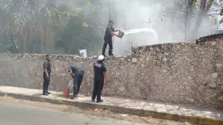 Los cuatro policías municipales decidieron hacer uso de su creatividad para apagar el incendio