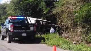 El camión de carga resultó con daños materiales