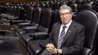 Monreal pide a Rocha Moya reconsiderar su decisión y solicitar nueva licencia mientras concluyen investigaciones