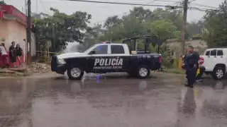 Familiares y paramédicos arribaron a la escena del crimen