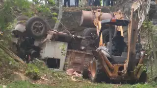 El volquete se quedó sin frenos, causando la caída de 10 metros