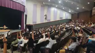 Unos 30 trabajadores se reunieron para gritar consignas contra el dirigente