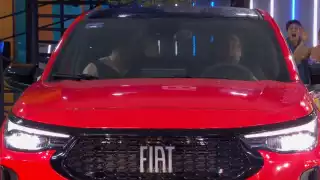 El momento de que Apio se ganó la camioneta. Foto:Especial